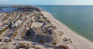 Milton Kasırgası temizlik sonrası. Kasırga sonrası kum boşaltım alanı sakinleri için kum alıcısı. Manasota Key 'deki Englewood Sahili' nde büyük kum yığınları var..