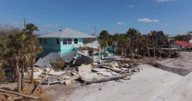 Milton Kasırgası 'nın Florida' daki Manasota Key 'deki sonuçları. Deniz kıyısındaki yıkılmış ev. Fırtına şiddetli hasar verdi..