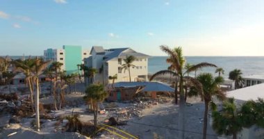 Milton Kasırgası 'nın Florida' daki Manasota Key 'deki sonuçları. Deniz kıyısındaki yıkılmış ev. Fırtına şiddetli hasar verdi..