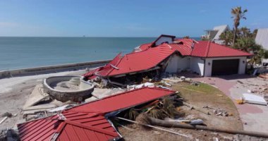 Milton Kasırgası Florida, Manasota Key 'deki rıhtım evinde şiddetli hasara yol açtı. Körfez kıyısındaki evim yıkıldı..