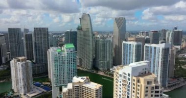 Miami City şehir merkezinde Miami Nehri 'nde, Florida, ABD' deki beton ve cam gökdelen binaları arasında lüks yatları olan bir şehir. Modern Amerikan megapolis kentsel manzarası.