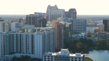 Florida 'daki Orlando şehrinde liman ofisi, apartman binaları ve Eola Gölü Park eğlence alanı var. ABD 'de konut geliştirme.