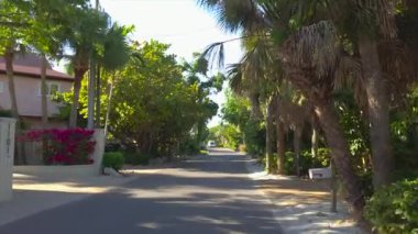 Güneşli Florida 'da Casey Key manzaralı yolda POV sürüyor..