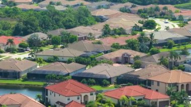 Florida 'da banliyö evleri olan bir yerleşim yeri. ABD Premium Konutlarının Geliştirilmesi.