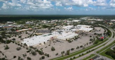 Port Charlotte, Florida 'da büyük bir otoparkı olan alışveriş merkezi plazası. ABD 'nin perakende ve ulaştırma altyapısının üzerinden görüntüle.