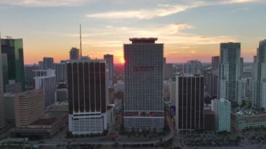 Miami Brickell 'in şehir merkezindeki gökdelen binaları Florida, ABD' de gün batımında. Amerikan megapolis 'i ve karanlık çöktüğünde finans bölgesi.