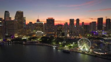Brickell 'in yüksek aydınlatmalı gökdelenleri ve finans merkezi olan Bayside Pazarı' ndaki Miami Gözlem Çarkı. Gece Amerikan şehir manzarası.