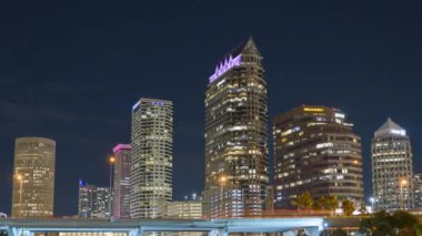Tampa, Florida, gece. ABD 'nin şehir merkezindeki yüksek gökdelen binaları yakınlarındaki Highway Köprüsü taşımacılığı.