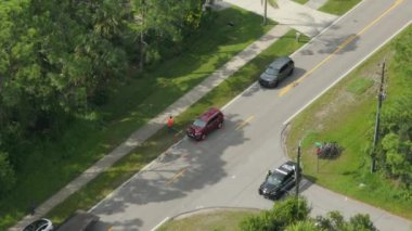 Çekicinin kaza yaptığı bir trafik kazası. Araba kazasında kaza yapmış. Florida, ABD 'deki acil yola ilk müdahale ekipleri yardım ediyor.