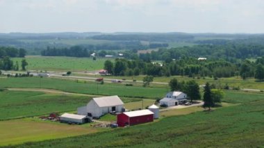 Amerika 'nın orta batısındaki tipik bir Amerikan çiftliği. ABD 'de tarım manzarası.