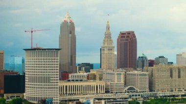Ohio eyaletindeki Cleveland City 'de şehir merkezinde yüksek ofis binaları var. İş dünyası finans bölgesiyle Amerikan silueti.