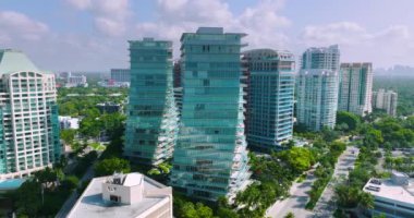 Florida, ABD 'deki Coconut Grove mahallesindeki beton ve cam gökdelen binaları. Güneşli bir günde finans bölgesi olan lüks bir Amerikan şehri..
