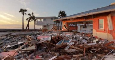 Okyanus kıyısındaki yıkılmış ev. Milton Kasırgası 'nın Florida' daki Manasota Key 'deki sonuçları. Fırtına şiddetli hasar verdi..