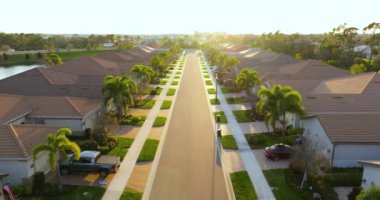 Florida 'nın güneybatısındaki yeşil palmiye ağaçları arasında pahalı malikaneler. Zengin yerleşim yerlerinin hava manzarası.