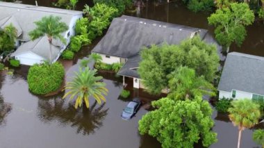 Florida yerleşim bölgesinin etrafını sularla çevrili batık arabayla dolu bir yol. Debby Kasırgası Doğal Afet