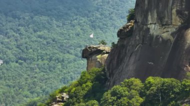 Kuzey Carolina Blue Ridge Dağları 'ndaki Chimney Kayası' nın hava manzarası, ABD. Apalaş 'taki popüler Amerikan seyahat merkezi.