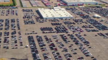 Araba fabrikasının otoparkının havadan görünüşü ve satılık bir sürü yeni araba. Amerikan otomotiv endüstrisinin gelişimi