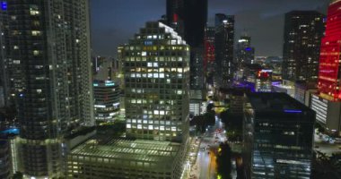 Miami Brickell 'in şehir merkezindeki hava görüntüsü Florida, ABD' de gece. Modern Amerikan megapolis 'indeki yüksek ticari ve meskun gökdelen binaları.