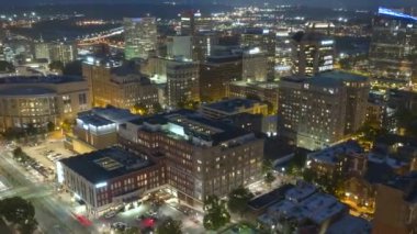 Richmond Virginia 'nın şehir merkezindeki yüksek gökdelen binaları aydınlık. Amerikan megapolis 'i ve geceleri finans bölgesi..