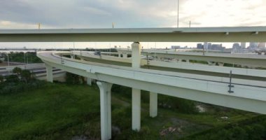 Karmaşık otoyol üst geçidi Tampa, Florida 'da yoğun trafik olan şeritleri yükseltti. Amerikan yüksek hızlı yol ayrımları