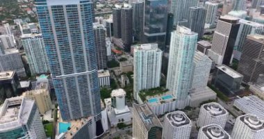 Florida, ABD 'de Miami Brickell şehir merkezindeki beton ve cam gökdelen binaları. Güneşli bir günde iş dünyasının finans bölgesiyle Amerikan megapolis 'i