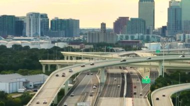 Amerikan şehri Tampa, Florida 'da hızlı hareket eden arabalarla otoyol kavşağında. ABD ulaştırma altyapı kavramı