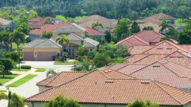 Florida 'nın güneybatısındaki yeşil palmiye ağaçları arasında pahalı malikaneler. Zengin yerleşim yerlerinin hava manzarası.