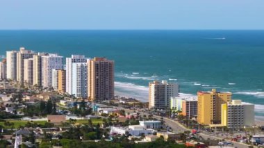 Amerika 'nın Florida eyaletindeki Daytona Sahili' nde Atlantik Okyanusu kıyısında pahalı gayrimenkuller. Varlıklı sahil manzaralı bir yer. Kıyı konutları geliştirme.