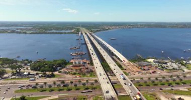 Ellenton, Florida 'da karayolu köprüsü inşaatı. Asker J.D. 'nin gelişimi. Young Memorial Köprüsü, Manatee Nehri 'ni geçiyor. Hareket halindeki arabalı Amerikan otoyolu.