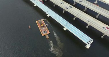 Ellenton, Florida 'da karayolu köprüsü inşaatı. Asker J.D. 'nin gelişimi. Young Memorial Köprüsü, Manatee Nehri 'ni geçiyor. Hareket halindeki arabalı Amerikan otoyolu.