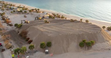 Milton Kasırgası temizlik sonrası. Manasota Key 'deki Englewood Sahili' nde Charlotte County kum alıcısına kum yığını..