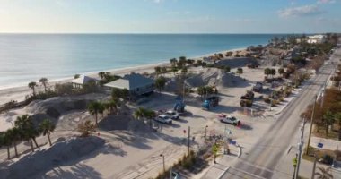 Milton Kasırgası temizlik sonrası. Manasota Key 'deki Englewood Sahili' nde kum yığınları. Kum alıcı sitesi üstüne fırtına dalgası.