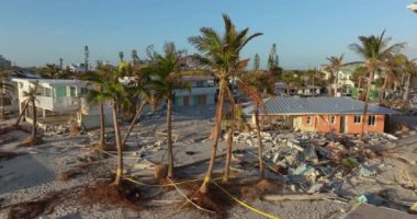 Milton Kasırgası 'nın Florida' daki Manasota Key 'deki sonuçları. Deniz kıyısındaki yıkılmış ev. Fırtına şiddetli hasar verdi..