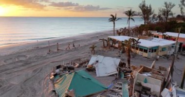 Milton Kasırgası 'nın Florida' daki Manasota Key 'deki sonuçları. Deniz kıyısındaki yıkılmış ev. Fırtına şiddetli hasar verdi..