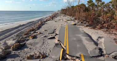 Milton Kasırgası dalgası Blind Pass Plajı 'ndaki Manasota Key yolunu yok etti. Florida 'daki liman altyapısında ciddi hasar var..
