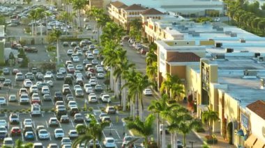 Florida 'da bir alışveriş merkezinin önündeki bir otoparkta birçok araba park etti. Konsept alışveriş ve kentsel ulaşım