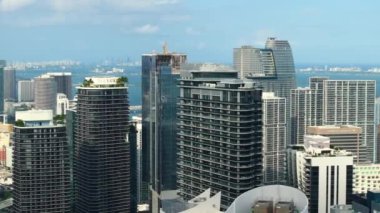Florida, ABD 'deki Miami şehir merkezi ofis bölgesi. Modern Amerikan megapolis 'indeki yüksek ticari ve meskun gökdelen binaları.