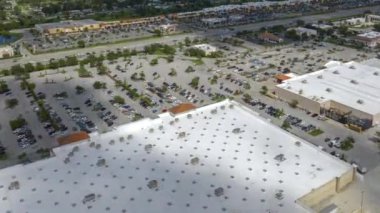 North Port, Florida 'da alışveriş merkezleri ve araba sürücüleri olan çok şeritli Amerikan yolu. ABD 'nin perakende ve ulaştırma altyapısının üzerinden görüntüle