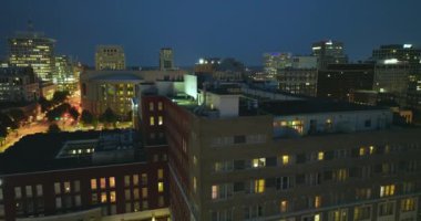 Richmond şehir merkezinin Virginia eyaletinin gece manzarası, ABD. Yüksek ticari binalarla aydınlanan Amerikan şehri silueti