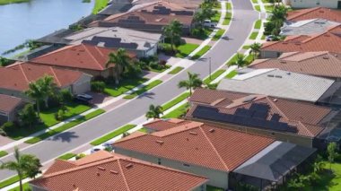 ABD 'de birinci sınıf konut geliştirme. Güneybatı Florida 'da yeşil palmiye ağaçları arasında pahalı evler..