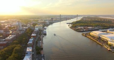 Savannah, Georgia 'da. Ünlü tarihi River Caddesi. Rıhtıma yakın turistik yerleri var. Gün batımında ABD şehir manzarası