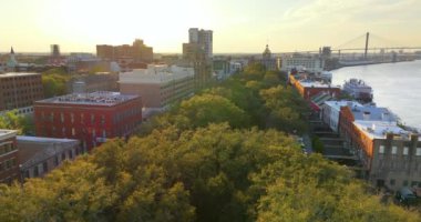 Savannah, Georgia 'da. Eski tarihi şehrin tarihi Amerikan mimarisi. ABD Güney şehri gün batımında.