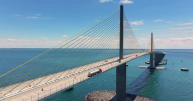 Florida, ABD 'deki Sunshine Skyway Köprüsü. Tampa Körfezi üzerinde trafik.