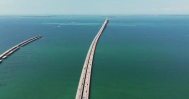 Florida, St. Petersburg 'daki Tampa Körfezi üzerindeki Sunshine Skyway Köprüsü' nde trafik arabaları kullanılıyor. ABD 'de ulaşım altyapısı.