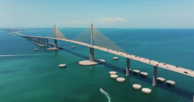 Florida, ABD 'nin ulaşım altyapısı. Tampa Körfezi üzerinde trafik arabalarıyla Sunshine Skyway Köprüsü.