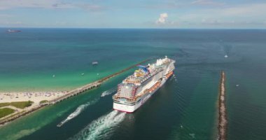 Tropikal okyanus seyahati. Lüks yolcu gemisi Miami limanından ayrılıyor. Tatil konsepti.