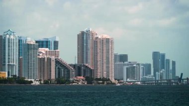 Florida, ABD 'de Miami Brickell şehir merkezi manzarası. Modern Amerikan megapolis 'inde yüksek gökdelen binaları olan gökyüzü çizgisi.