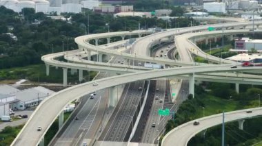 Tampa kentsel bölgesinde çok katlı Amerikan karayolu kavşağı. Hızlı giden arabalarla Florida 'da geniş bir otoyol kavşağı. ABD ulaştırma altyapısı