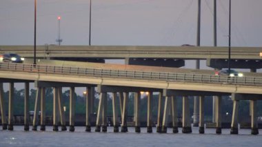 Punta Gorda 'daki araba köprüsü, Florida, ABD. Charlotte Limanı üzerinde trafik.