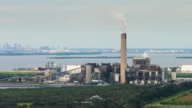 Tampa, Florida 'daki kömür ve doğalgaz güç istasyonu. Büyük kömürle çalışan elektrik santrali. Enerji üretimi için fosil yakıt kullanımı.